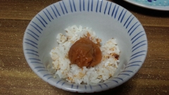 ズボラ飯☆ごまおかかご飯梅干し乗せ!
