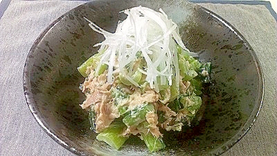 器に盛られた、野沢菜漬けとツナ缶の辛マヨ和え