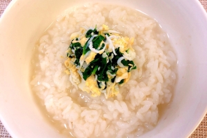 子供が風邪の日に シラスとほうれん草と卵のおかゆ レシピ 作り方 By Yukamama 楽天レシピ