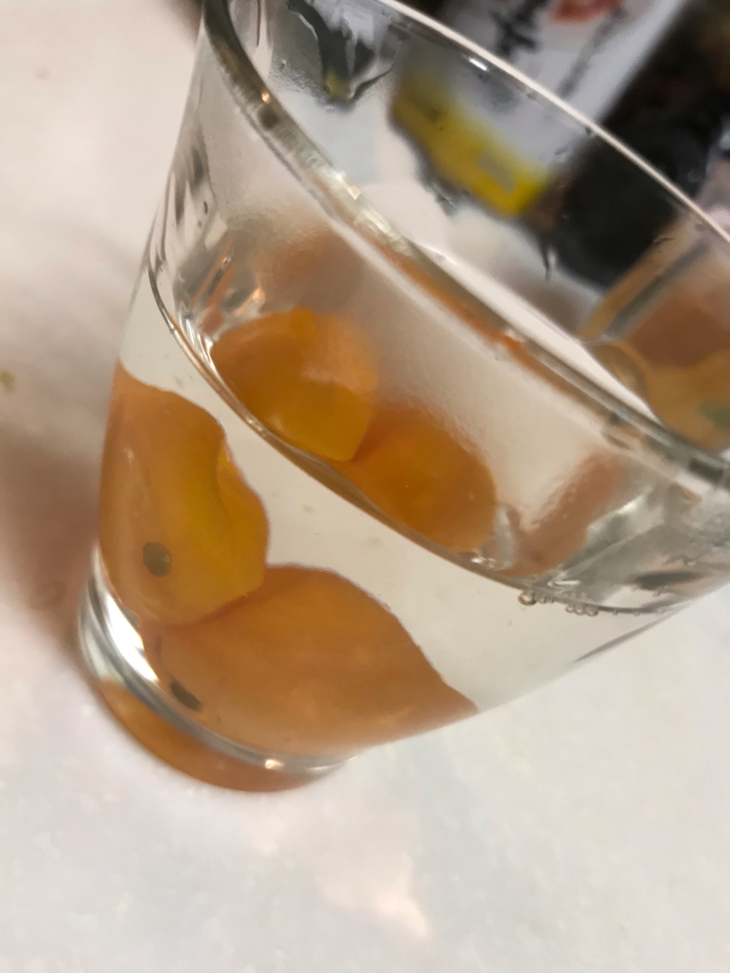 透明のグラスに入った金柑とお湯