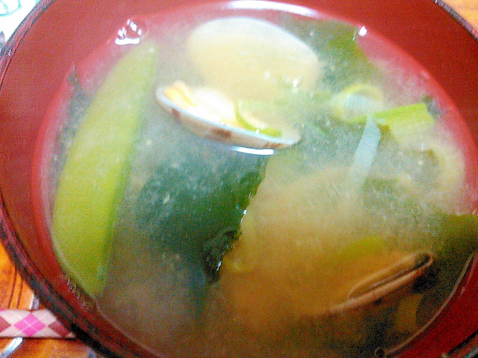 活あさりとネギ絹さやワカメの味噌汁