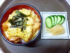 から揚げ使って卵丼、茗荷入り