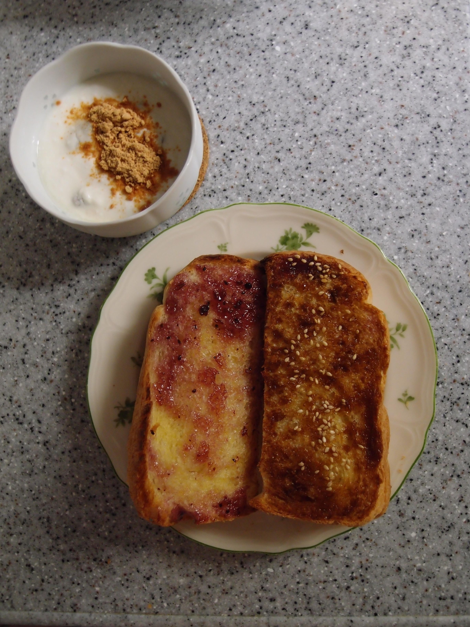 トーストと蜂蜜レーズンきな粉ヨーグルトの朝食