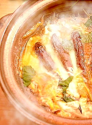 土鍋に入っているハゼの甘露煮とごぼう、溶き卵の柳川風