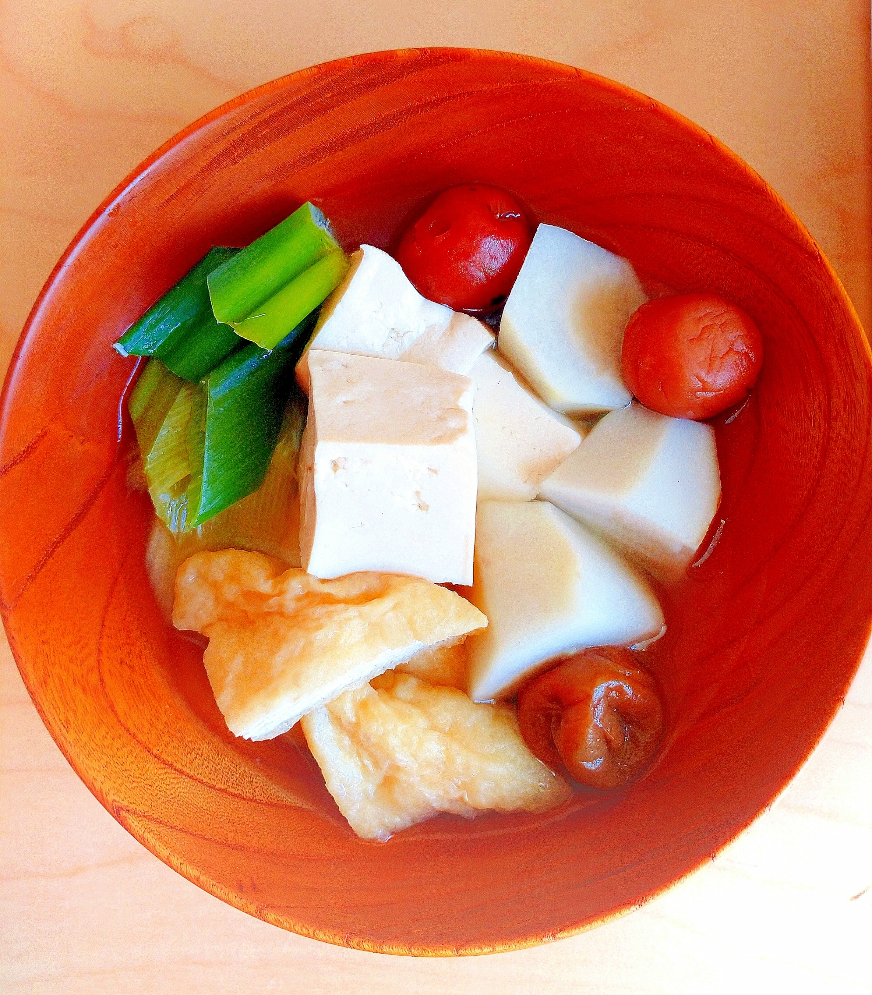 お椀に入った里芋と豆腐の鍋