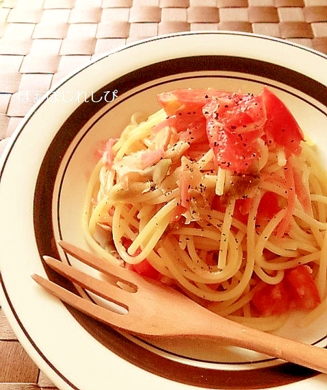 丸い皿に盛られたトマトと紅しょうがの冷製スパゲッティ
