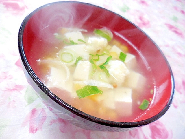 お碗に盛られているカリフラワーと豆腐の中華スープ