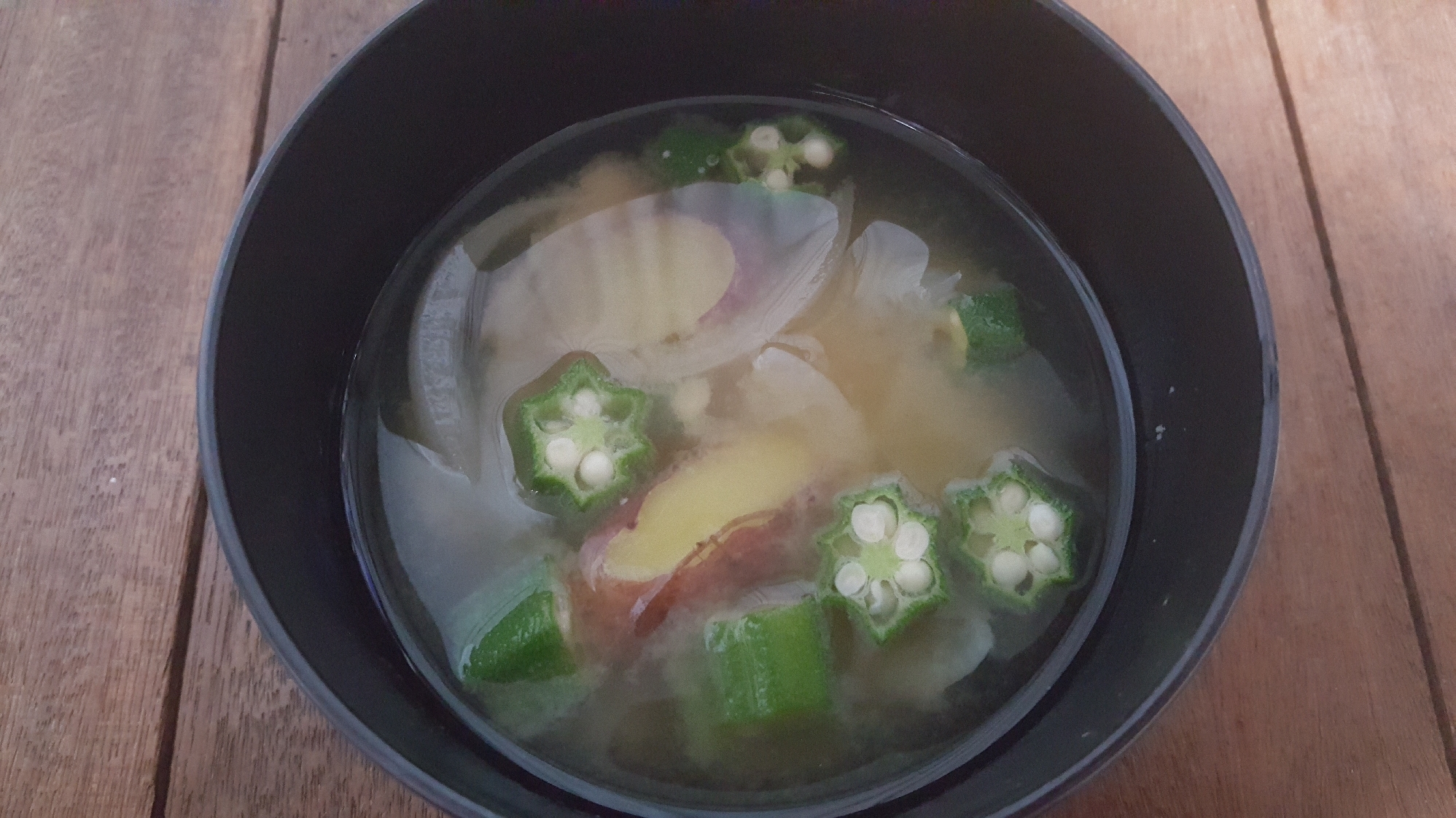 さつま芋と玉ねぎとオクラのお味噌汁