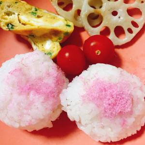 ピンクが可愛い 桜でんぶおにぎり レシピ 作り方 By りっさんさん 楽天レシピ