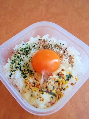 ズボラ飯 簡単アレンジ 彩りふりかけの卵かけご飯 レシピ 作り方 By みずたまsweet 楽天レシピ