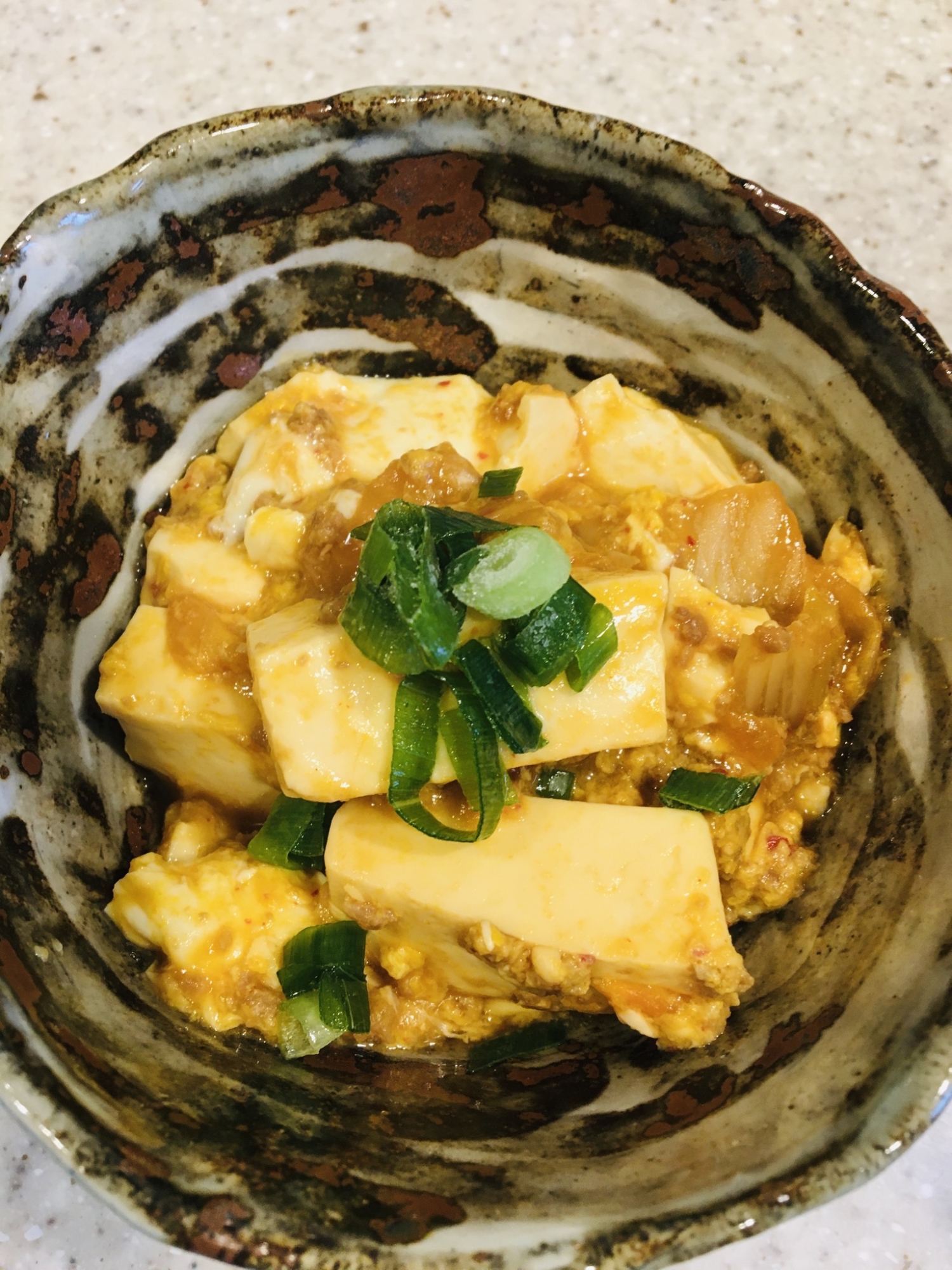 和風の皿に盛られたキムチそぼろ肉豆腐