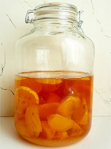 ガラスの保存びんに詰められた柿酒