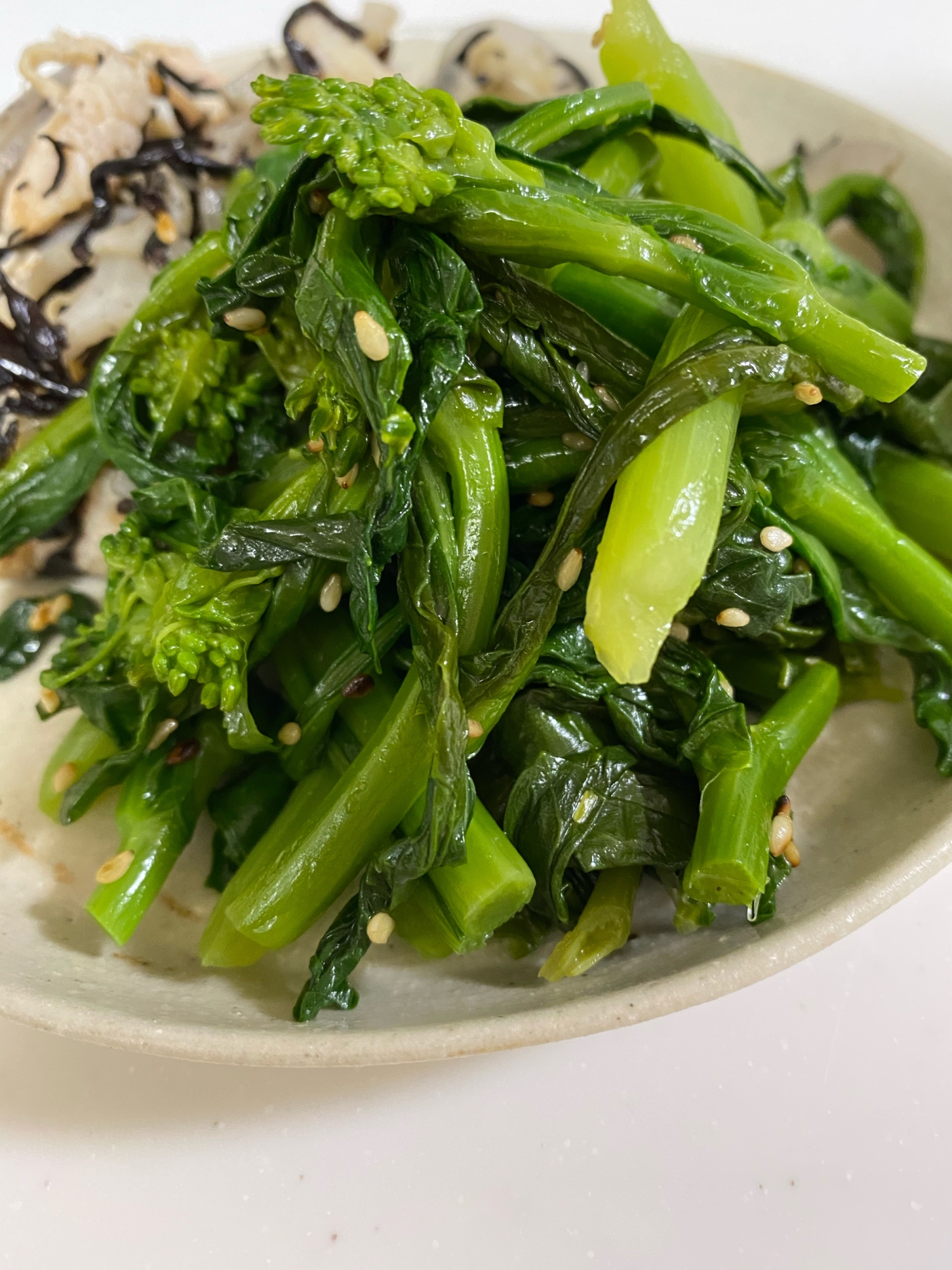 ごまが和えられたのらぼう菜のナムル
