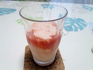 グラスに入ったトマトジュースと豆乳で作るノンアルコールカクテル