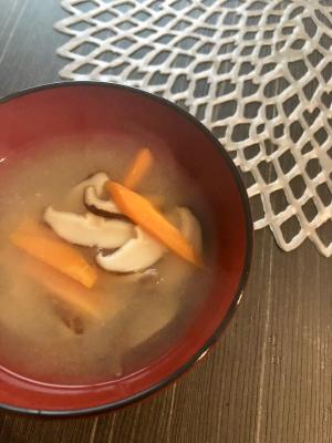 レンジで 干し椎茸と人参の味噌汁 レシピ 作り方 By Ma Ma Yu Mi 楽天レシピ