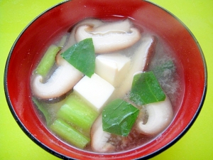 豆腐としいたけ小松菜の味噌汁 レシピ 作り方 By Mint74 楽天レシピ
