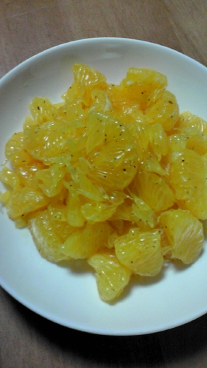 白い丸皿に盛り付けた八朔のシンプルサラダ