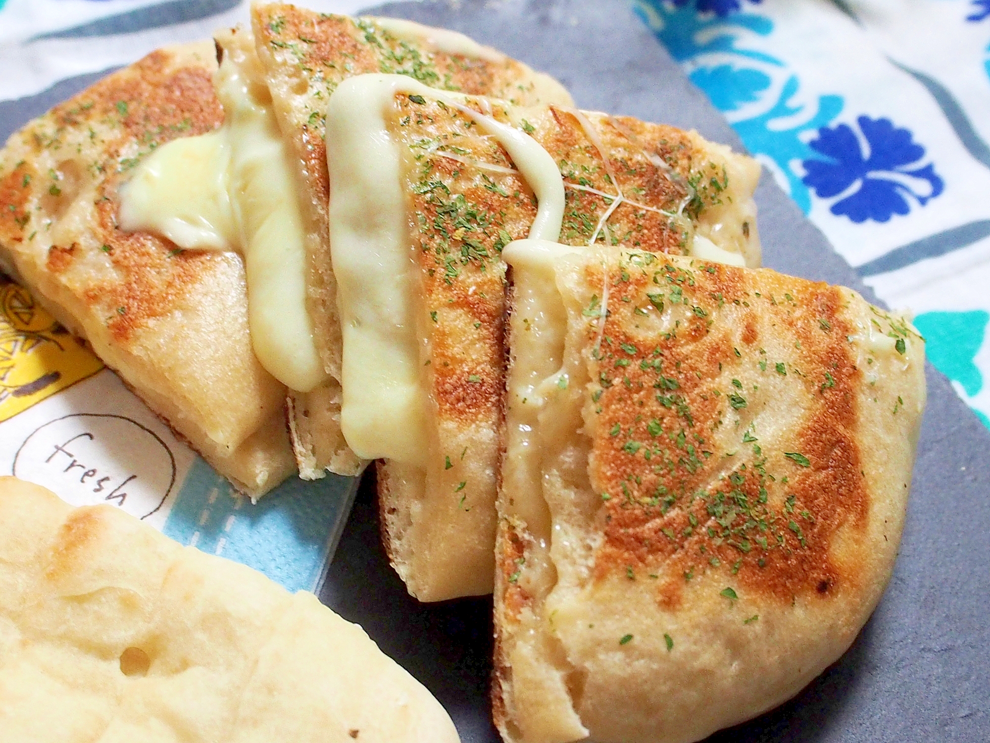 模様入りの皿に盛りつけられたさける＆とろけるチーズ入りナン