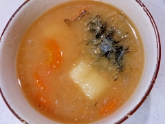 じゃがいも人参たまねぎカジメの味噌汁(圧力鍋)