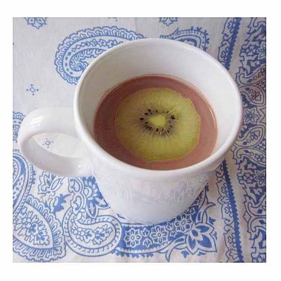 キウイ、生ハム、モッツァレラチーズの冷製パスタ