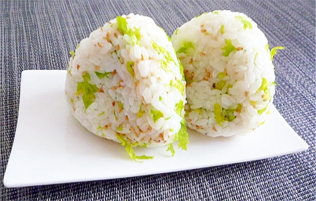 白い皿に盛られたわさび菜のおにぎり
