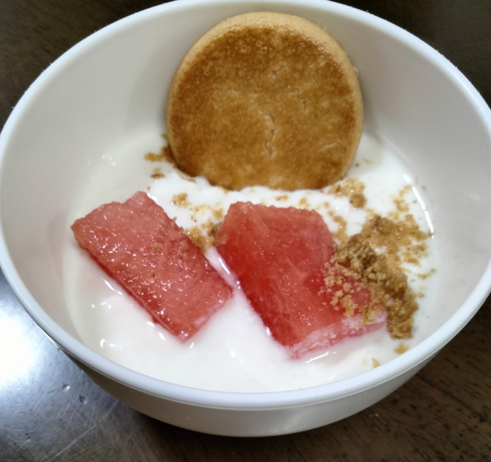 今日のヨーグルト♡スイカ&クッキー すり胡麻かけて