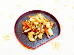 大根葉入り♪人参と竹輪のカシューナッツ炒め