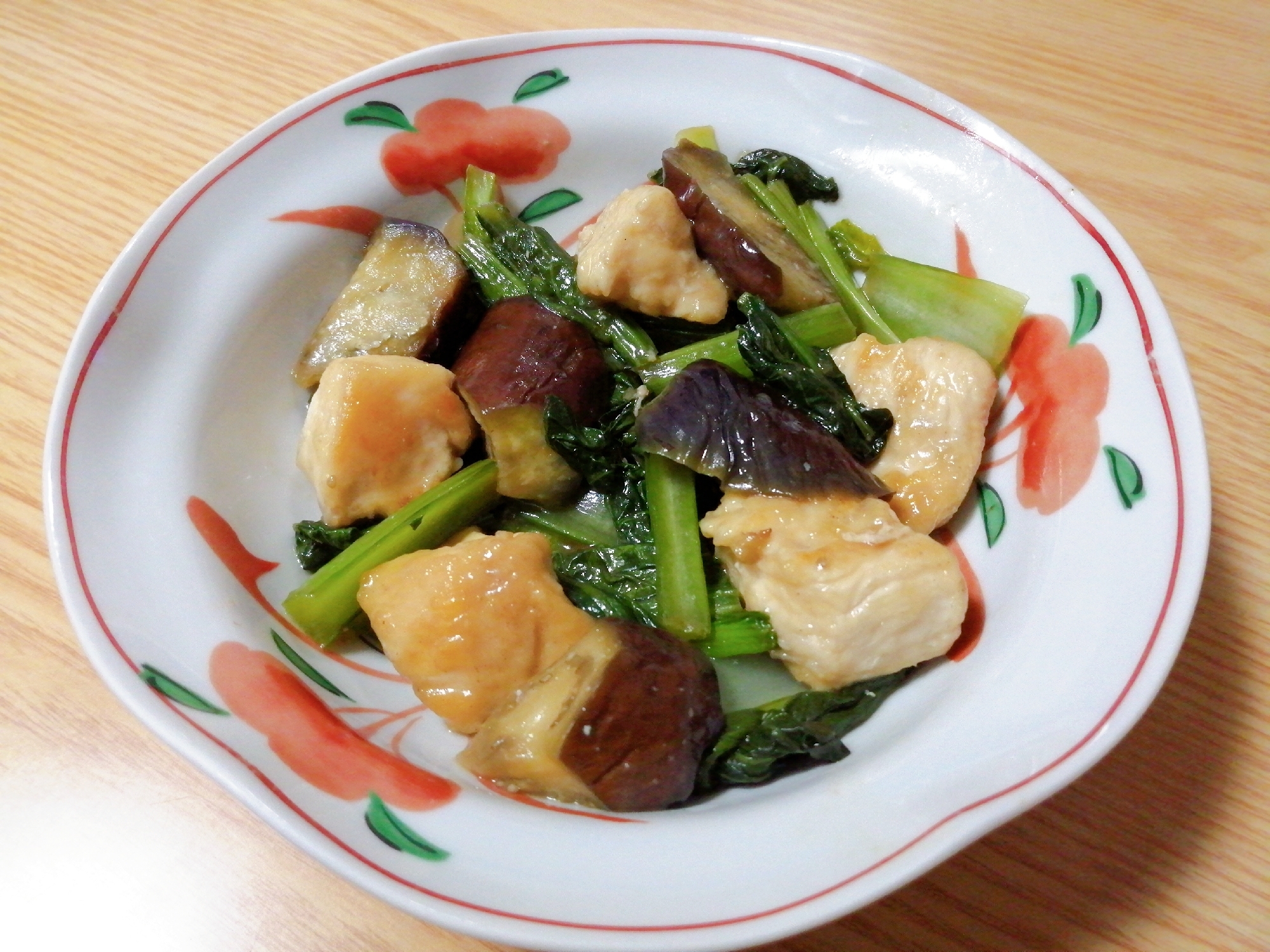 器に盛られた、鶏むね肉となすと小松菜の炒め物