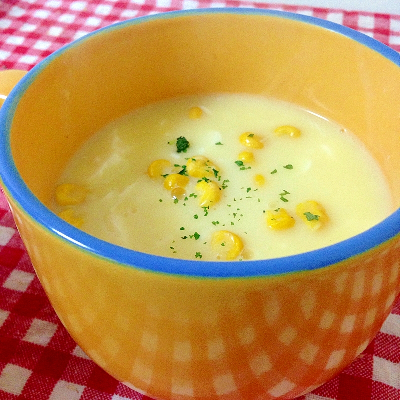 黄色い器に盛りつけられた豆腐と餃子の皮のコーンスープ