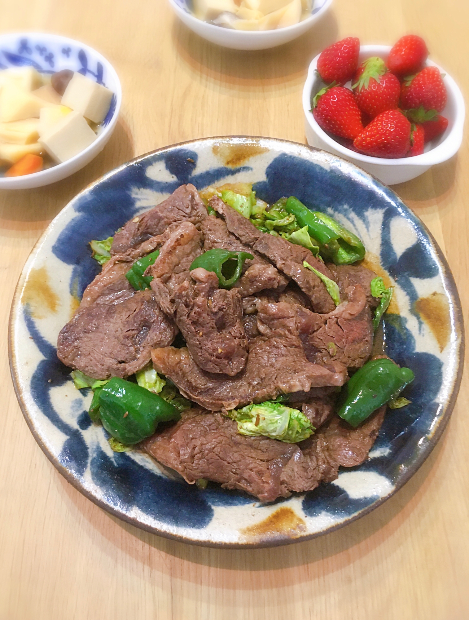 丸い和食器に牛ハラミとキャベツの炒め物が盛られている