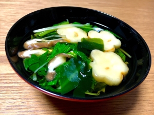 春菊や青菜のお麩入りのすまし汁 レシピ 作り方 By おこのみっちゃん 楽天レシピ