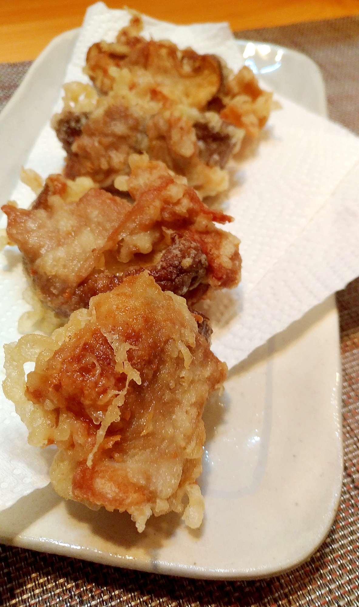 和皿に紙を敷いて盛られたどんこ椎茸の肉巻き天ぷら
