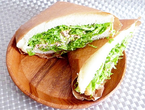 木製の皿に盛られたわさび菜のツナマヨサンドイッチ