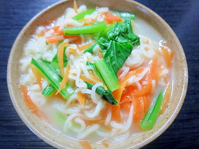 ベージュの丼に盛られた小松菜と人参の塩ラーメン