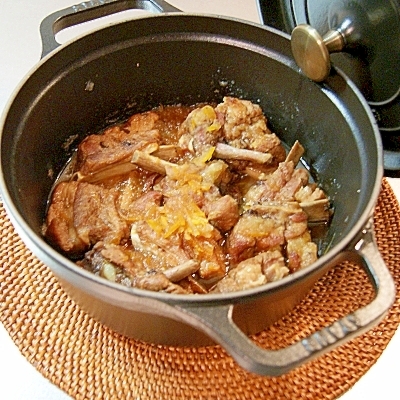 ストウブ鍋に入ったスペアリブのはっさくマーマレード煮