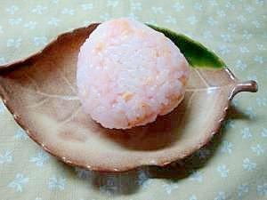 さくらでんぶと鮭でピンクのおにぎり レシピ 作り方 By Shimo9756 楽天レシピ