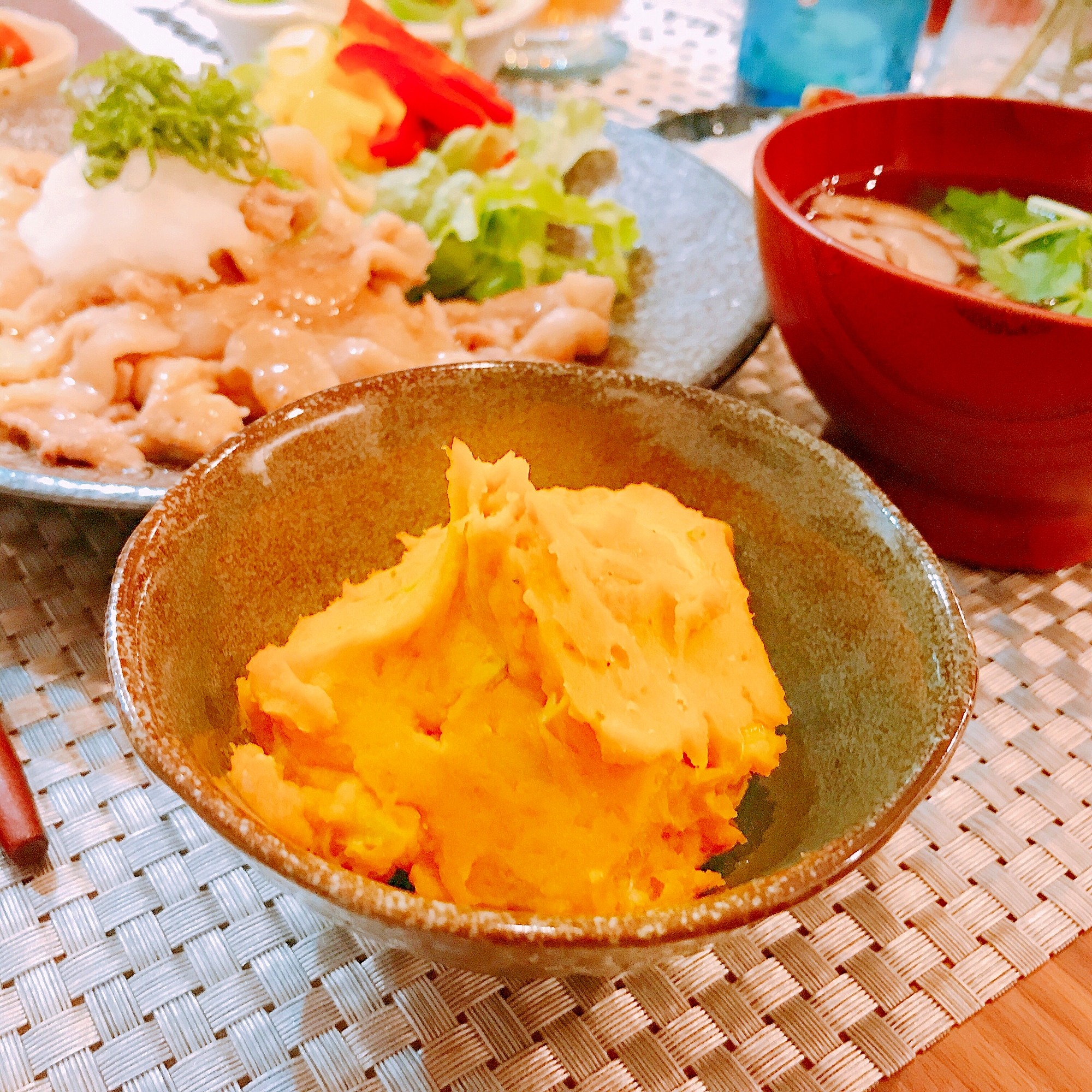 和食器に盛られたすくなかぼちゃのサラダ