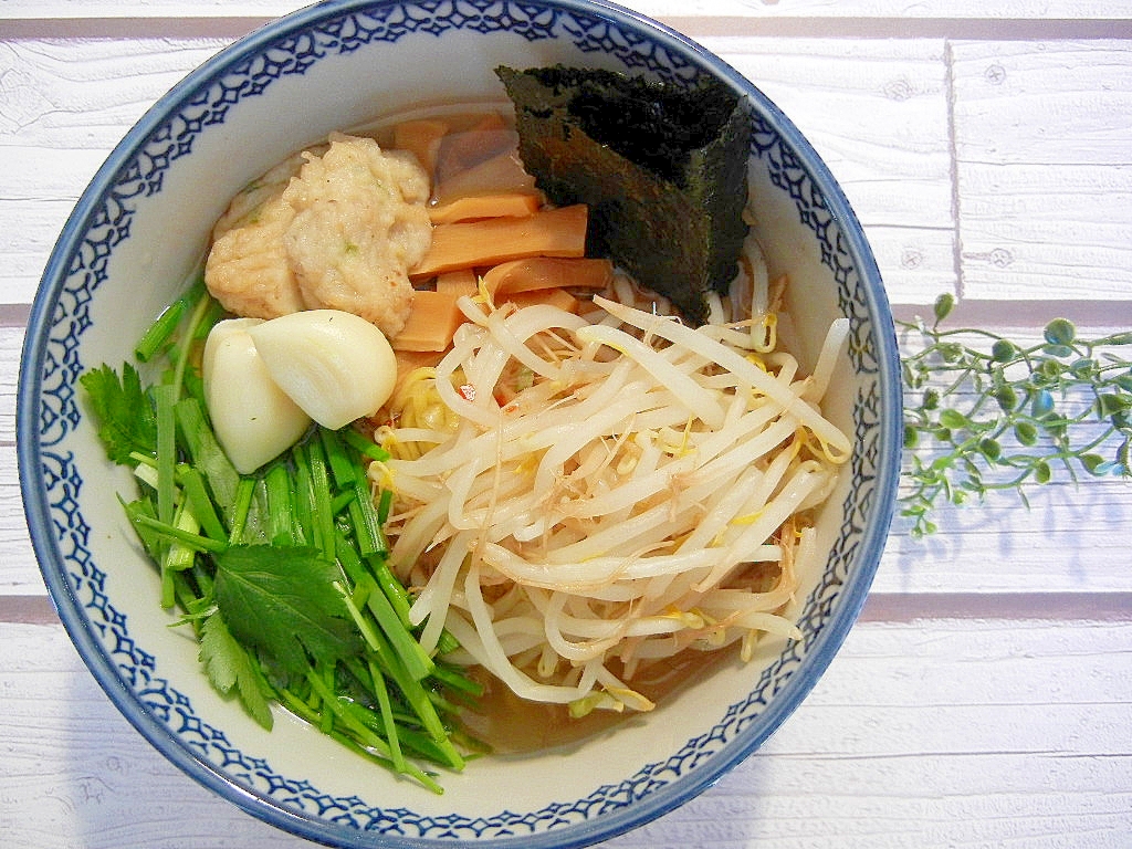 青い淵のお椀に入ったいわしのつみれラーメン