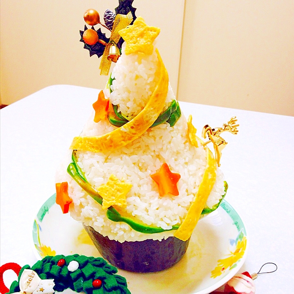 クリスマスツリー風に飾られた寿司ツリー
