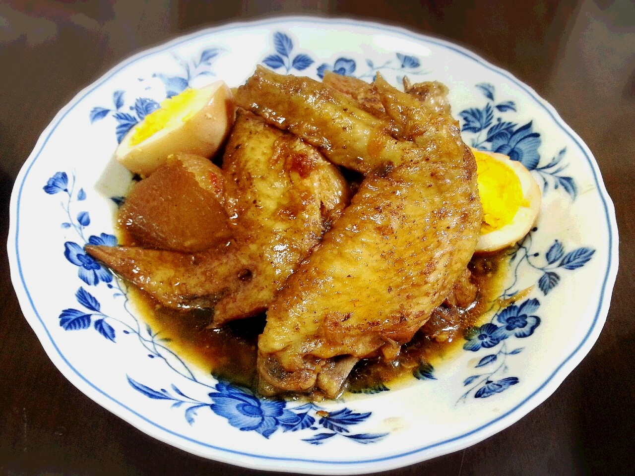 皿に盛られた鶏手羽先と大根の中華風煮物