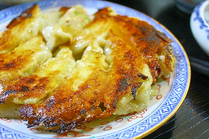 中華皿に盛り付けた粉豆腐と豚ひき肉の焼き餃子