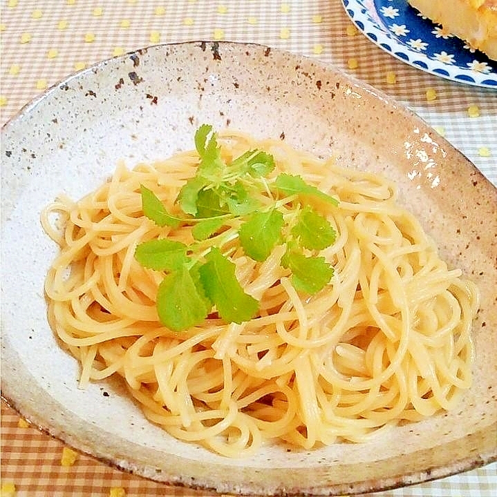 焼き物のお皿に盛られた柚子こしょうの和風パスタ