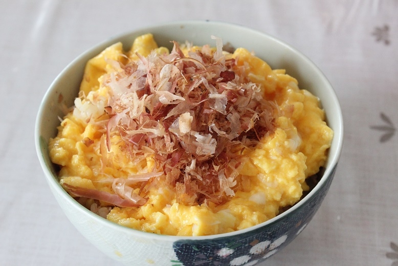 器に入った、かつおぶしのいり玉子丼