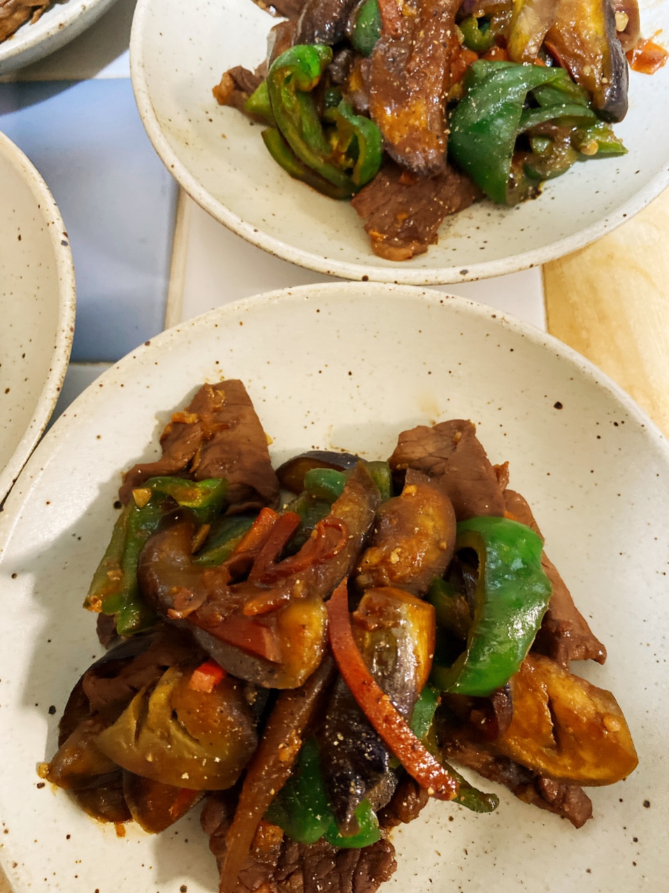 皿に盛り付けられた牛肉と野菜の甜麺醤炒め