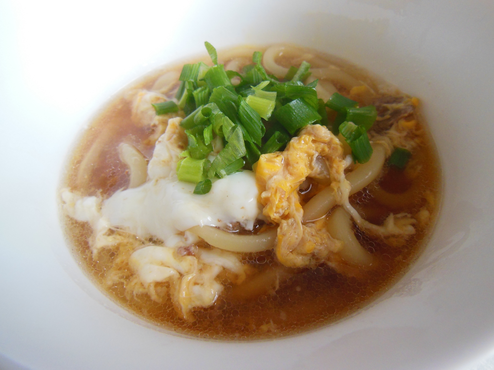 白い器に入った溶き卵うどん