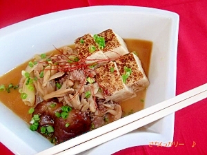 扇型のお皿に盛られた中華風きのこのたっぷり肉豆腐