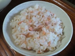 残り物の塩鮭で簡単・・・胡麻の風味が旨鮭ご飯！