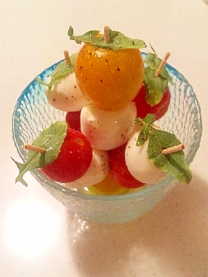 プチモツァレラとプチトマトのピンチョス