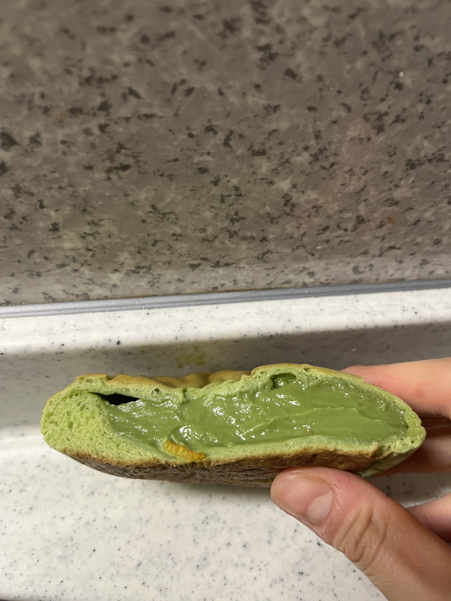たっぷり抹茶クリームのパン