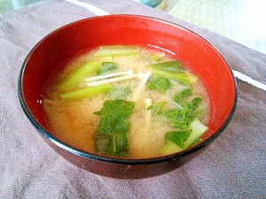 簡単 小松菜とえのきと玉ねぎ味噌汁 レシピ 作り方 By Kuuuma 楽天レシピ